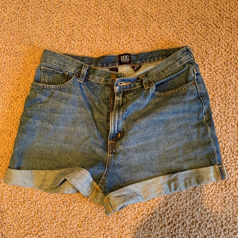 BDG High-Waisted Mom Short, light wash, size 31